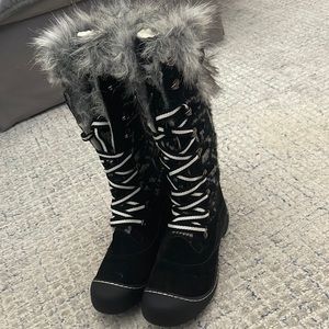 Like new Muk Luks winter boots.
